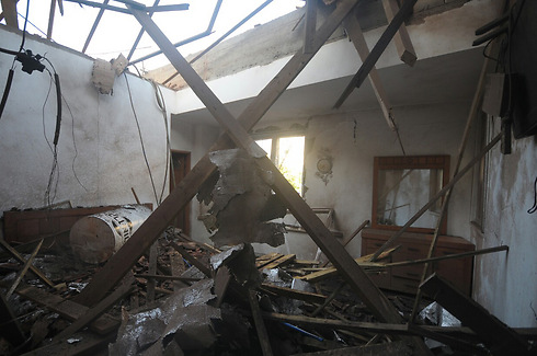 Damage caused to Ashkelon home (Photo: Avi Rokach)