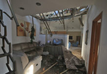 Damage caused to Ashkelon home (Photo: Avi Rokach)